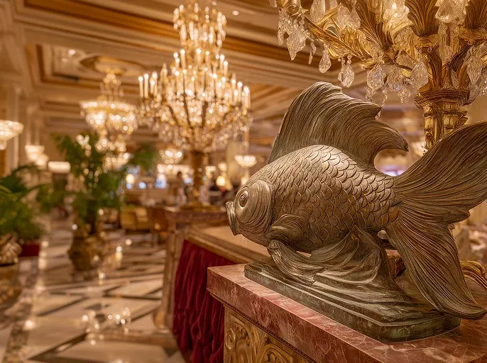 Vegas Now Casino AU welcome package and rewards: a gold fish sculpture in a Vegas hall